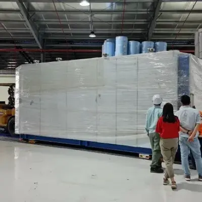 Máy móc cỡ lớn được bọc kín, di dời trong nhà xưởng