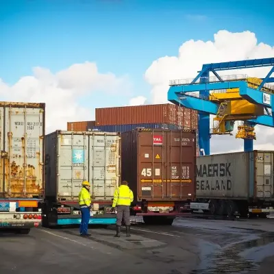 Xe đầu kéo chở container tại bãi cảng có cẩu giàn