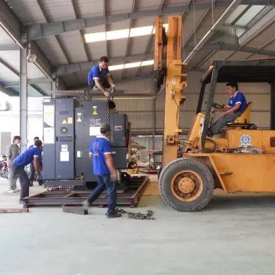 Xe nâng hạ thiết bị máy móc trong nhà xưởng